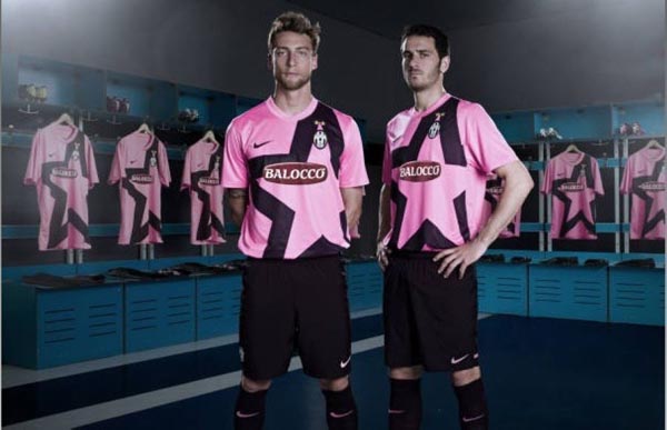 彻底爆发！勇士全队强烈抗议裁判，库里遭对手恶劣犯规怒不可遏